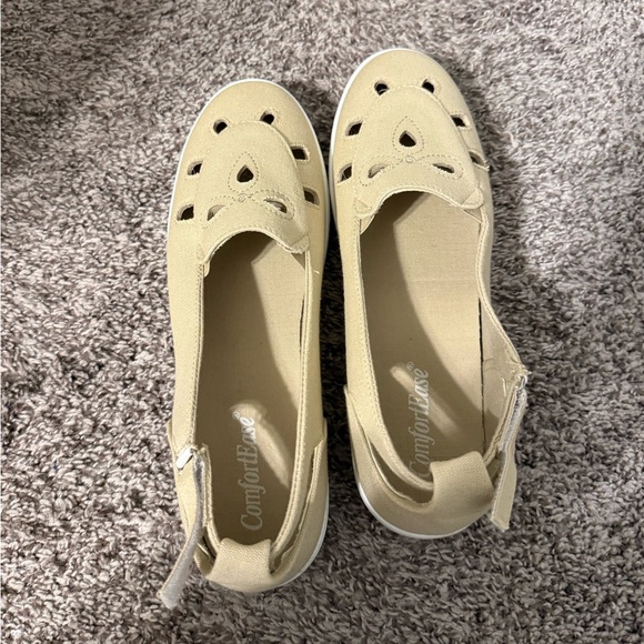 NWOT Comfortview Beige Cutout Slip-On Flats size 9.5 - Picture 2 of 4
